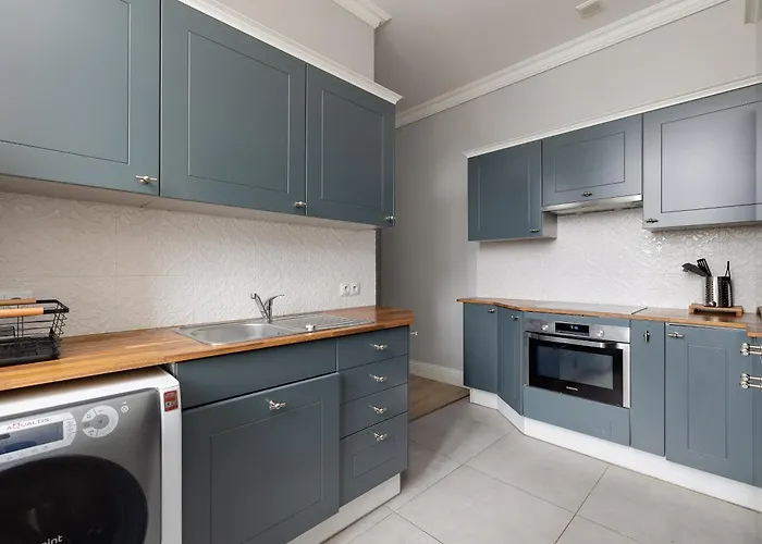 Stylish With River View And Desk For Remote Work In By Renters Appartement *